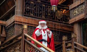 Le père Noël vosgien qui jouait en Chine, tombe et rentre au bercail !