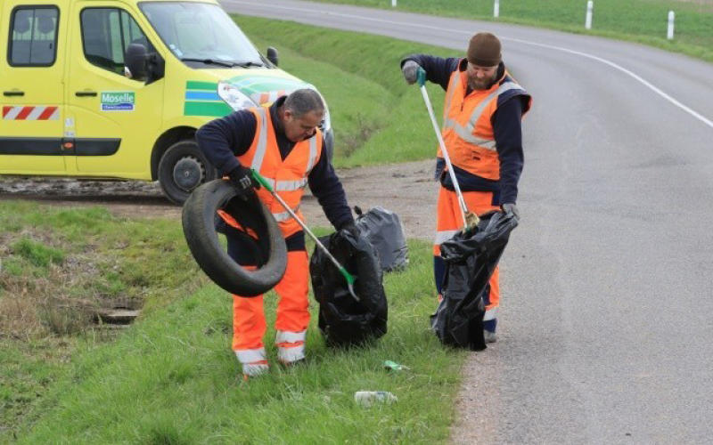 CD57 : le nettoyage des abords des routes départementales est en cours