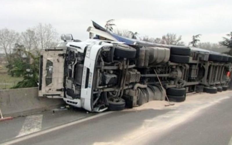 Deux camions se percutent et font un blessé