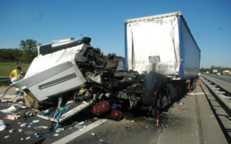 Deux morts dans un accident de poids-lourds