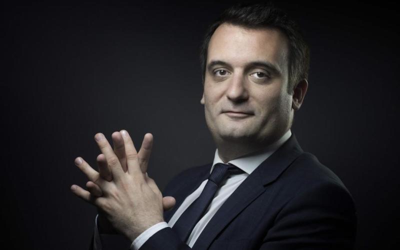 Forbach : Florian Philippot décroche le drapeau européen du centre des impôts pour le remplacer par un drapeau Français.