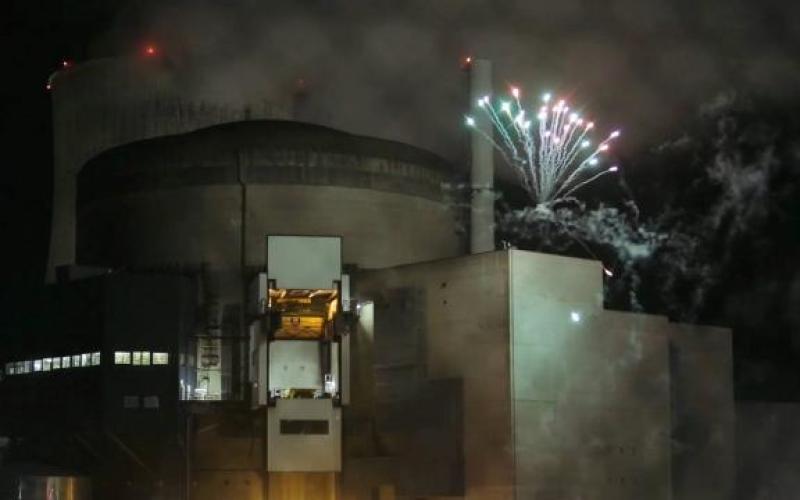 Greenpeace s'invite à Cattenom et fait un feu d'artifice