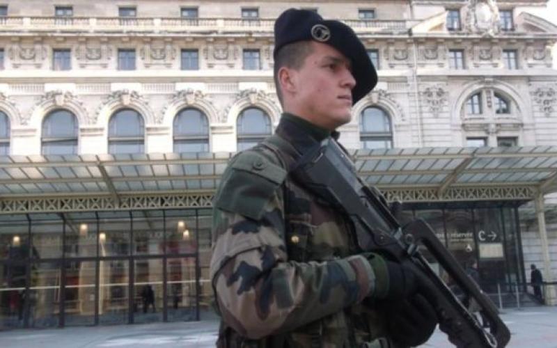 L'agresseur du militaire poignardé à Paris est toujours activement recherché