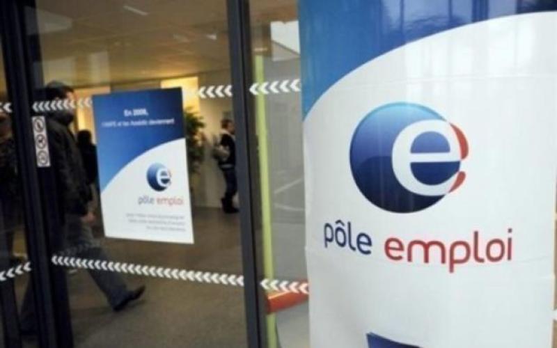 Légère baisse du chômage en octobre, Hollande satisfait