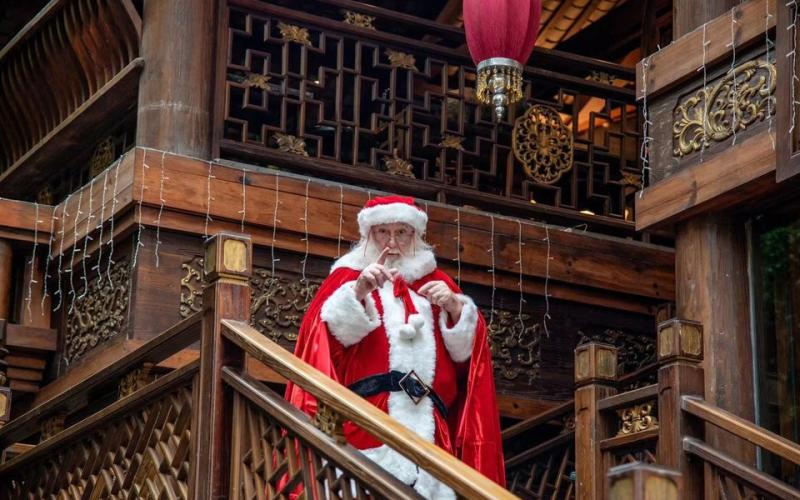 Le père Noël vosgien qui jouait en Chine, tombe et rentre au bercail !