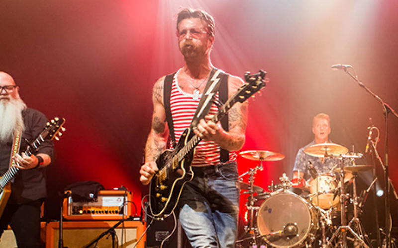 Les Eagles of Death Metal font leur retour sur une scène parisienne