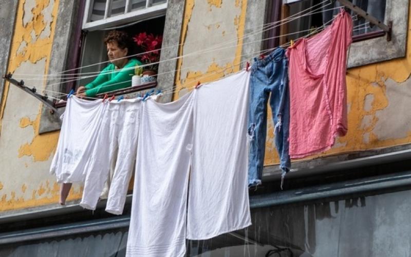 Lorraine : 72 PV et 5000€ d'amende, pour avoir étendu du linge à la fenêtre