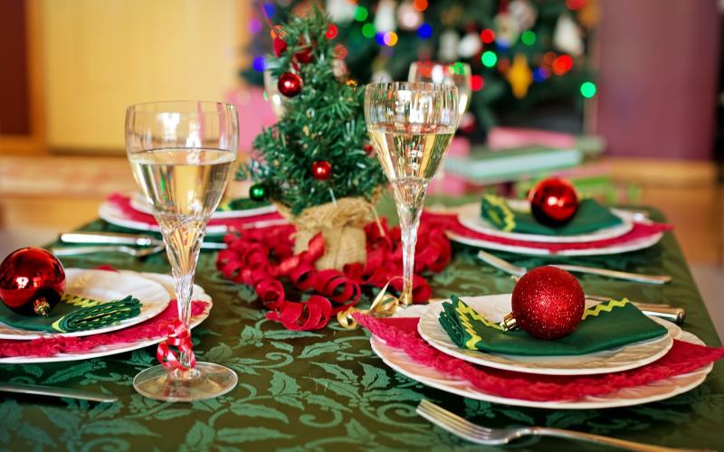 Noël : le gouvernement recommande une jauge de six adultes à table