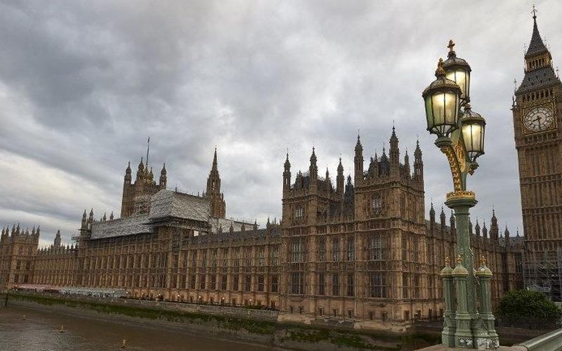 Plusieurs piétons blessés devant le Parlement britannique à Londres