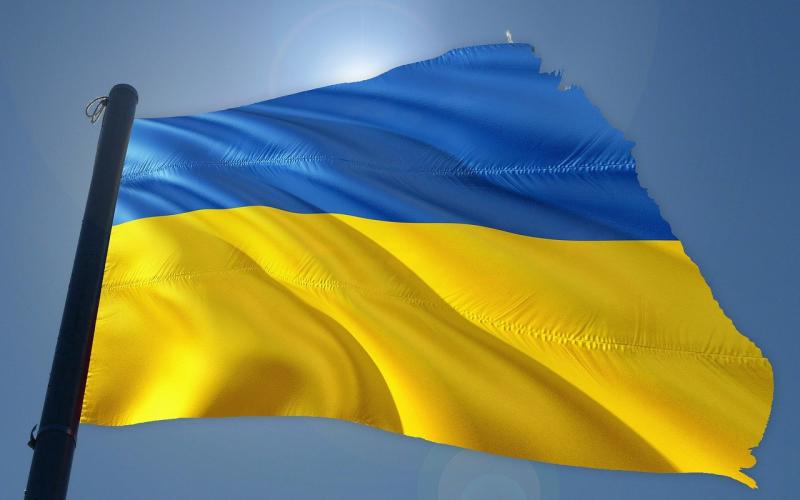 Un œuf aux couleurs de l'Ukraine produit par les Emaux de Longwy