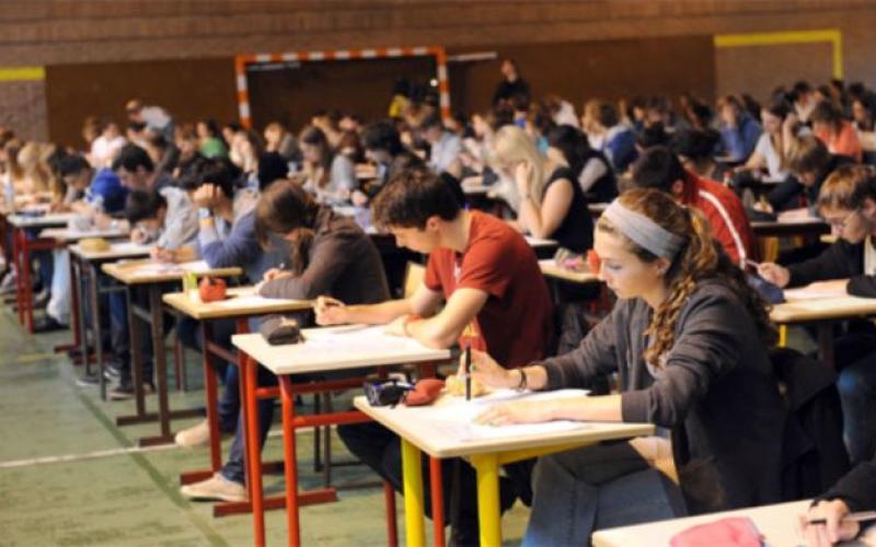 Une mère se fait passer pour sa fille au Bac