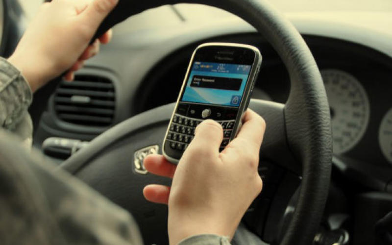 Vers la suspension du permis pour conduite avec téléphone au volant