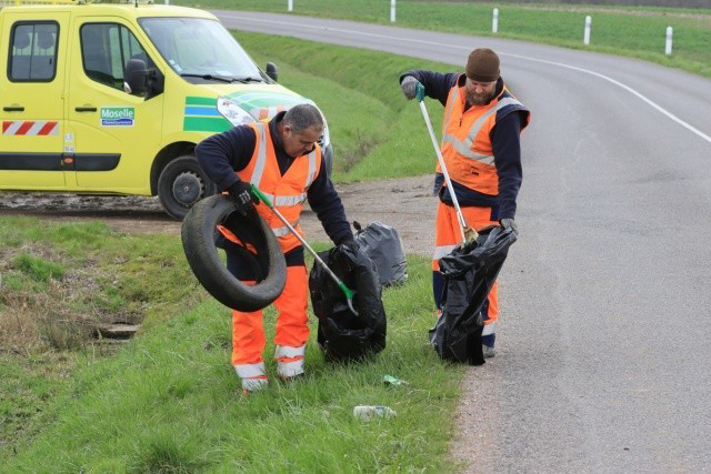 CD57 : le nettoyage des abords des routes départementales est en cours