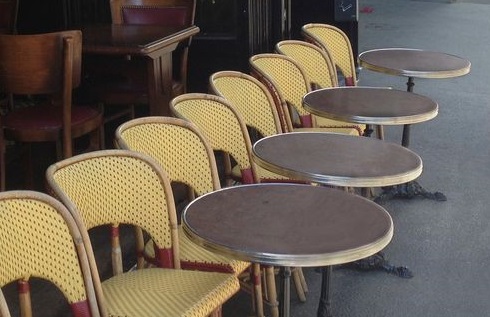Covid-19 : un plan de réouverture en trois étapes pour les bars, restaurants et hôtels