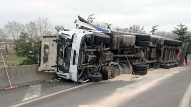 Deux camions se percutent et font un blessé