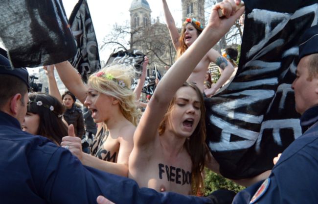 Deux Femen interpellées au Bourget