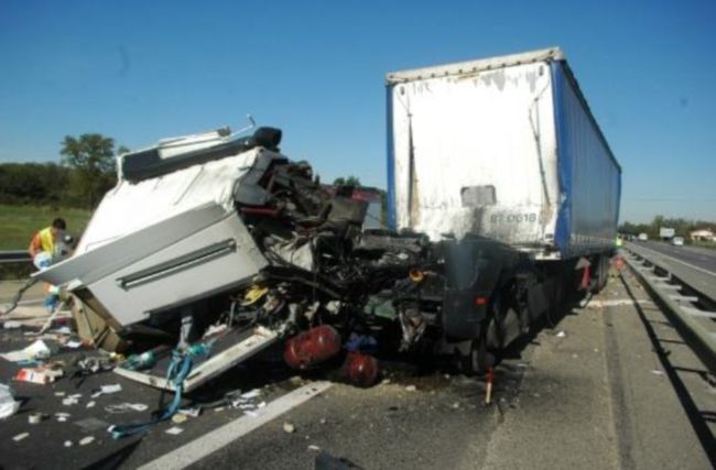 Deux morts dans un accident de poids-lourds