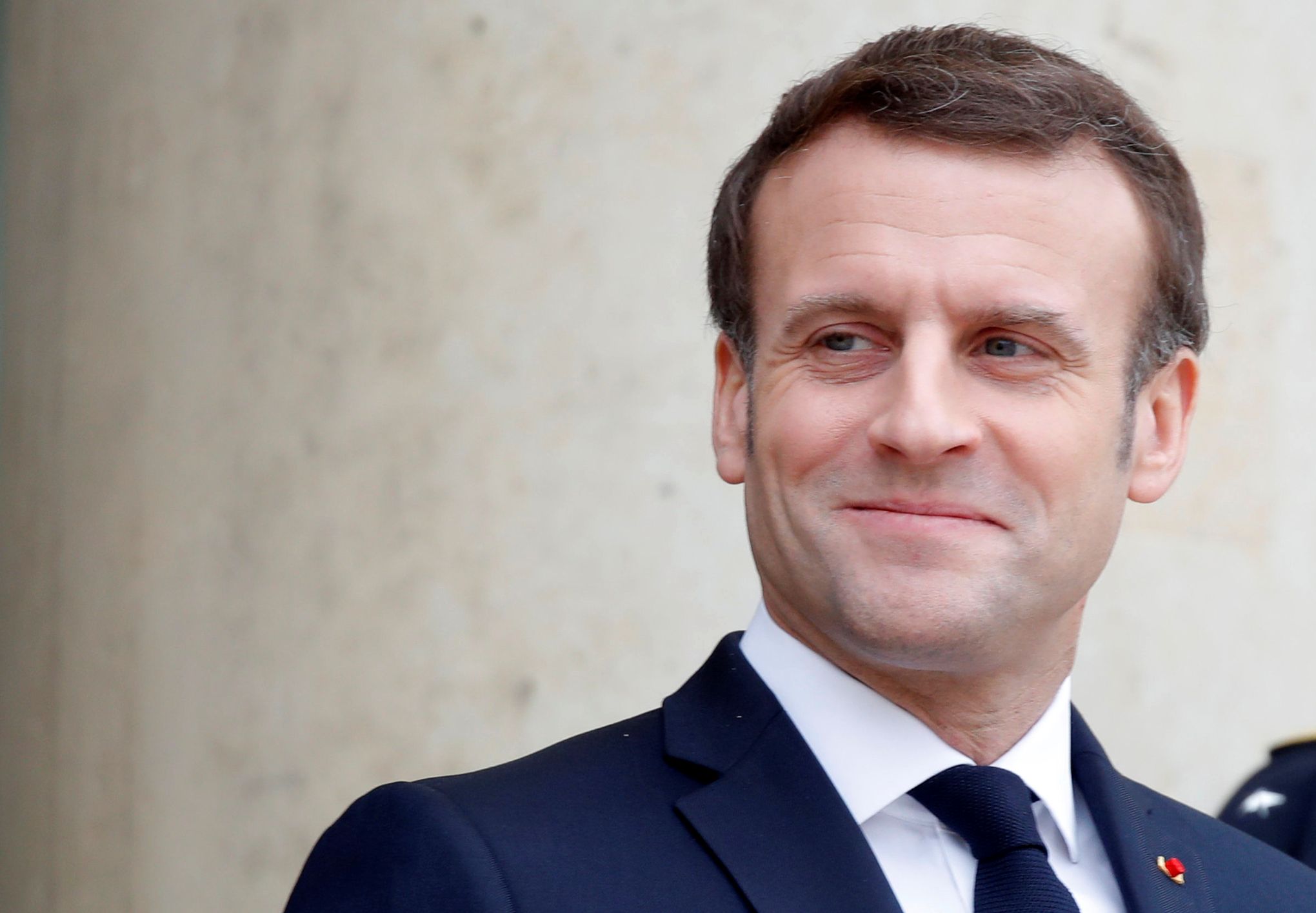 Emmanuel Macron : "10 000 respirateurs seront crées d'ici mi-mai"