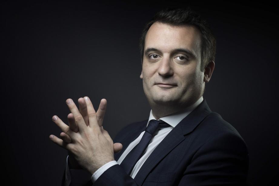 Forbach : Florian Philippot décroche le drapeau européen du centre des impôts pour le remplacer par un drapeau Français.