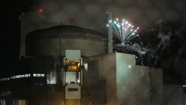 Greenpeace s'invite à Cattenom et fait un feu d'artifice