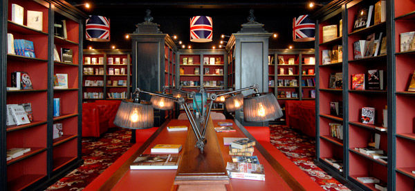 Il passe la nuit dans une librairie