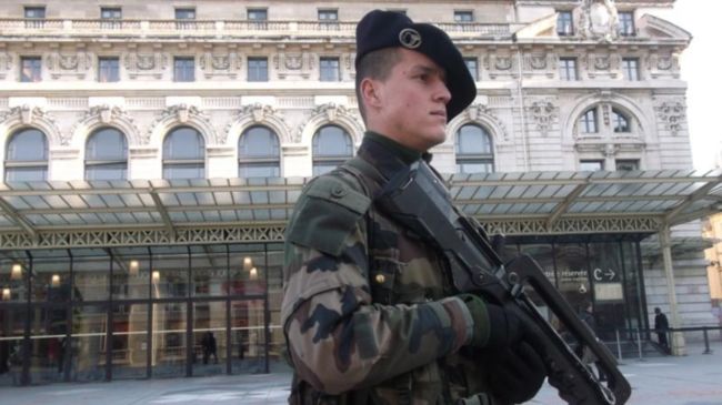 L'agresseur du militaire poignardé à Paris est toujours activement recherché