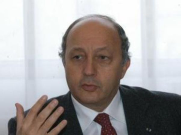 Laurent Fabius accuse "les terroristes qui refusent la démocratie"