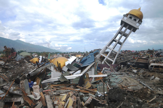 Le bilan du tsunami en Indonésie, s’alourdit à plus de 280 morts