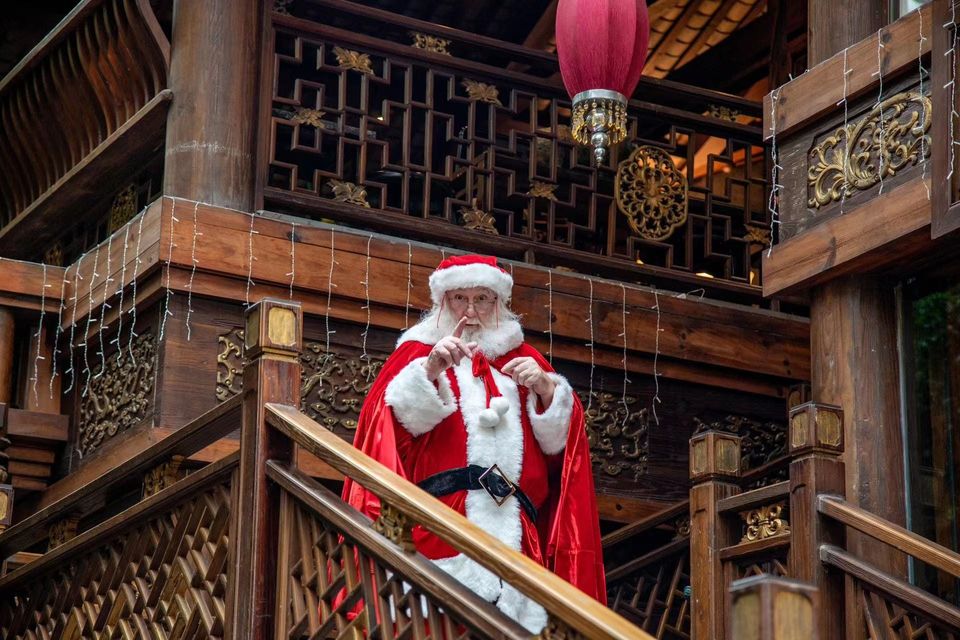 Le père Noël vosgien qui jouait en Chine, tombe et rentre au bercail !