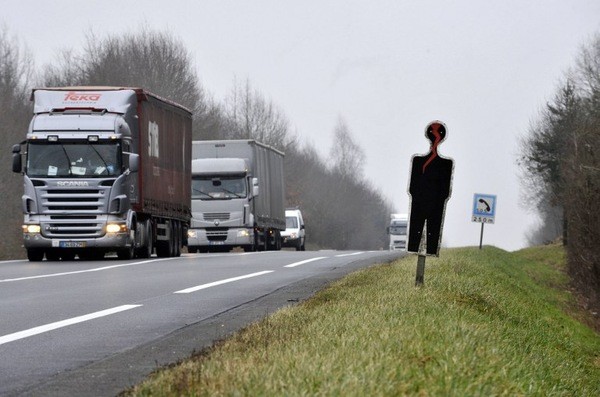 Les "silhouettes noires" pour motards font leur apparition