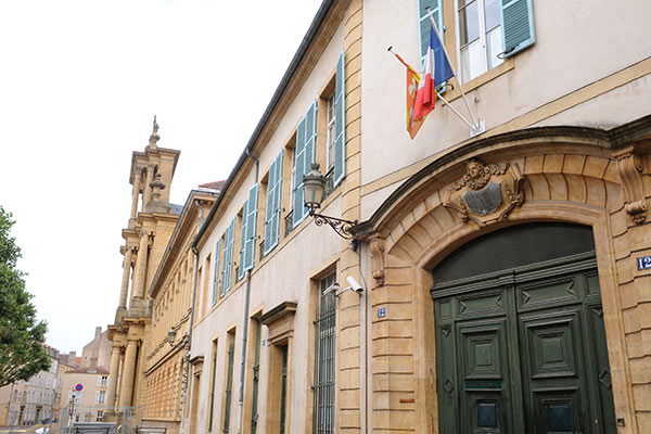 Metz : un ado de 17 ans meurt, en tombant du 3e étage du lycée Fabert