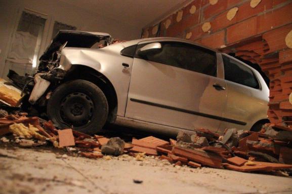 Moselle-Est : une voiture décolle et finit dans un salon