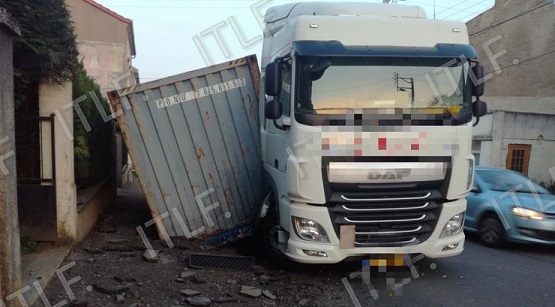 Piennes : la remorque d'un camion se couche sur une habitation