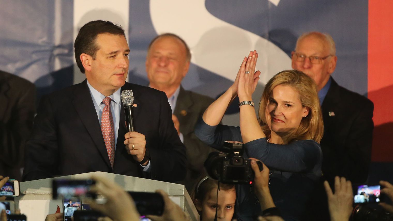 Primaires de l'Iowa, Clinton gagne de justesse, Trump est battu.