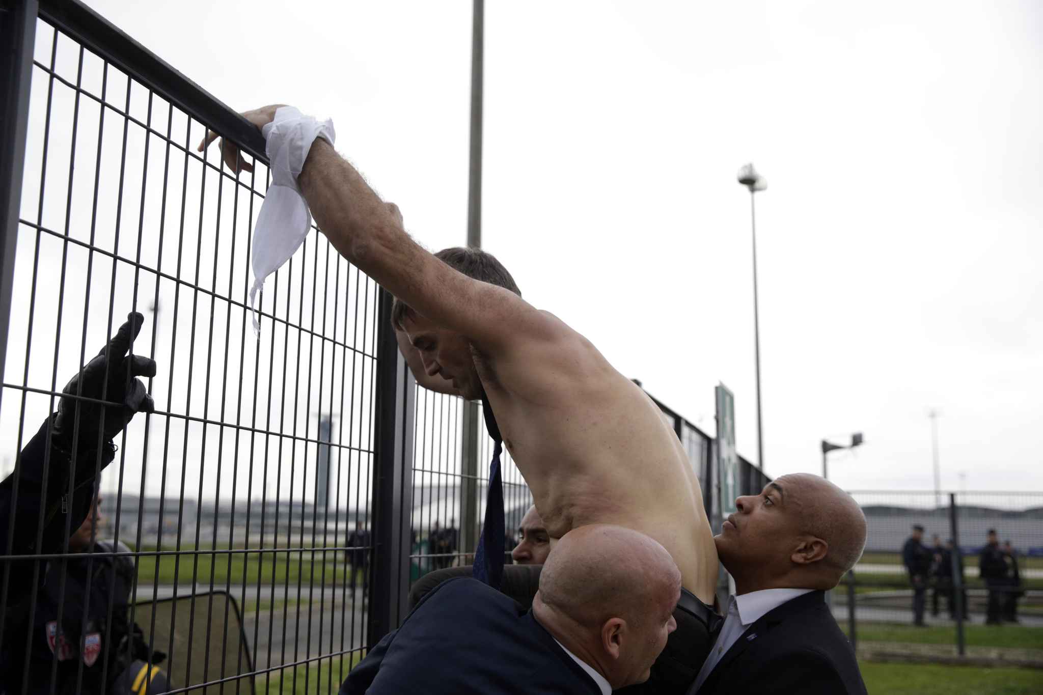 Quatre salariés interpellés après les violences chez Air France