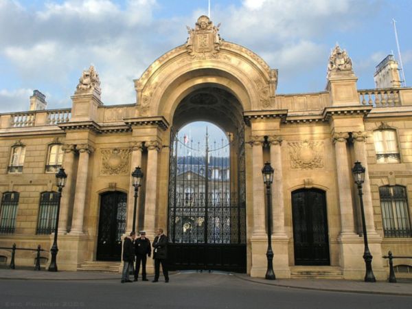 Un homme en colère fonce sur les grilles de l'Elysée