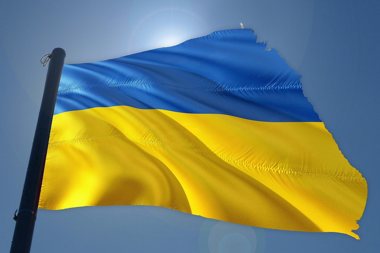 Un œuf aux couleurs de l'Ukraine produit par les Emaux de Longwy