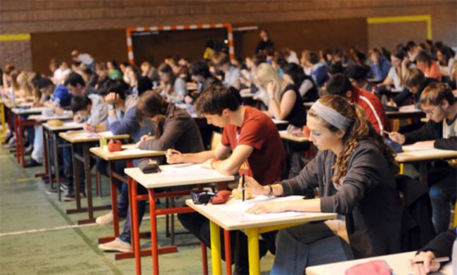 Une mère se fait passer pour sa fille au Bac